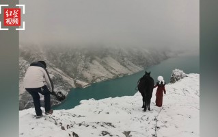 伊宁的短视频制作 揭秘网红副局长贺娇龙背后的摄影师：拍出策马雪原的是他，一个人的“摄制组”